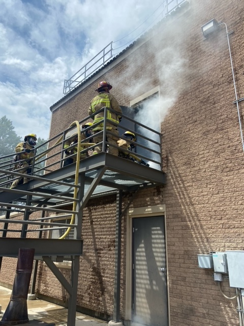 efr_co's tweet photo. The EFR Academy is in full swing of firefighter 1 operations! Our new academy consists of training 3 nights a week & all day Saturday and Sunday to practice skills to better serve our community. #JoinEFR #AlwaysTraining #volunteerfirefighter #commitmenttoourcommunity https://t.co/hAzDOEGzGl
