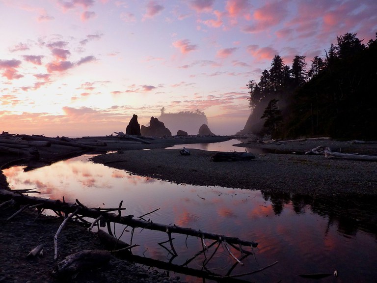 Heads up, hikers! Ruby Beach trailhead is now closed for construction, and repaving projects along Highway 20 will impact some trailhead access. Learn more in hiker headlines: ow.ly/98iG50JzF55