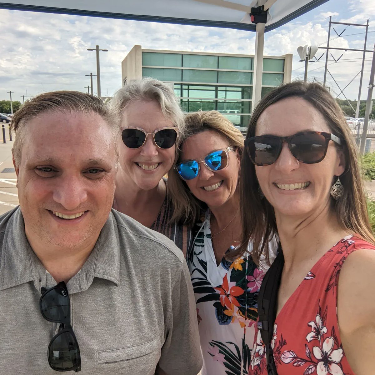 KimHillyer's tweet photo. Welcome back to the office, friends. So happy the stars aligned for me to celebrate with you where it all began #schwablife #betterbeganhere https://t.co/S7QTU7oZfv