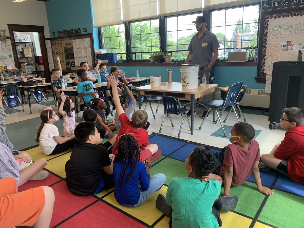 missgoldman19's tweet photo. @CompostBoston @PotterPandas1 @PSDRI_Schools @PawtSchlsonRIse #compost #bootstrapcompost Today our class was able to join second grade and learn about compost, composting, and worms! https://t.co/tB07iTb21R