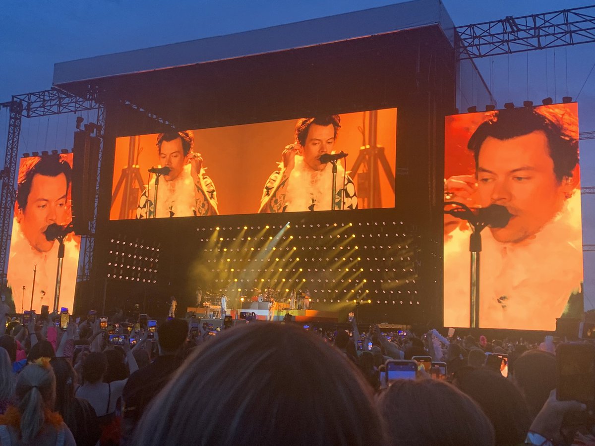 aunque tenía q tres jirafas delante de mi, ha sido el mejor concierto de mi vida y a menos que sea de Louis Tomlinson u otro de Harry, ninguno lo va a superar. #HarryStyles