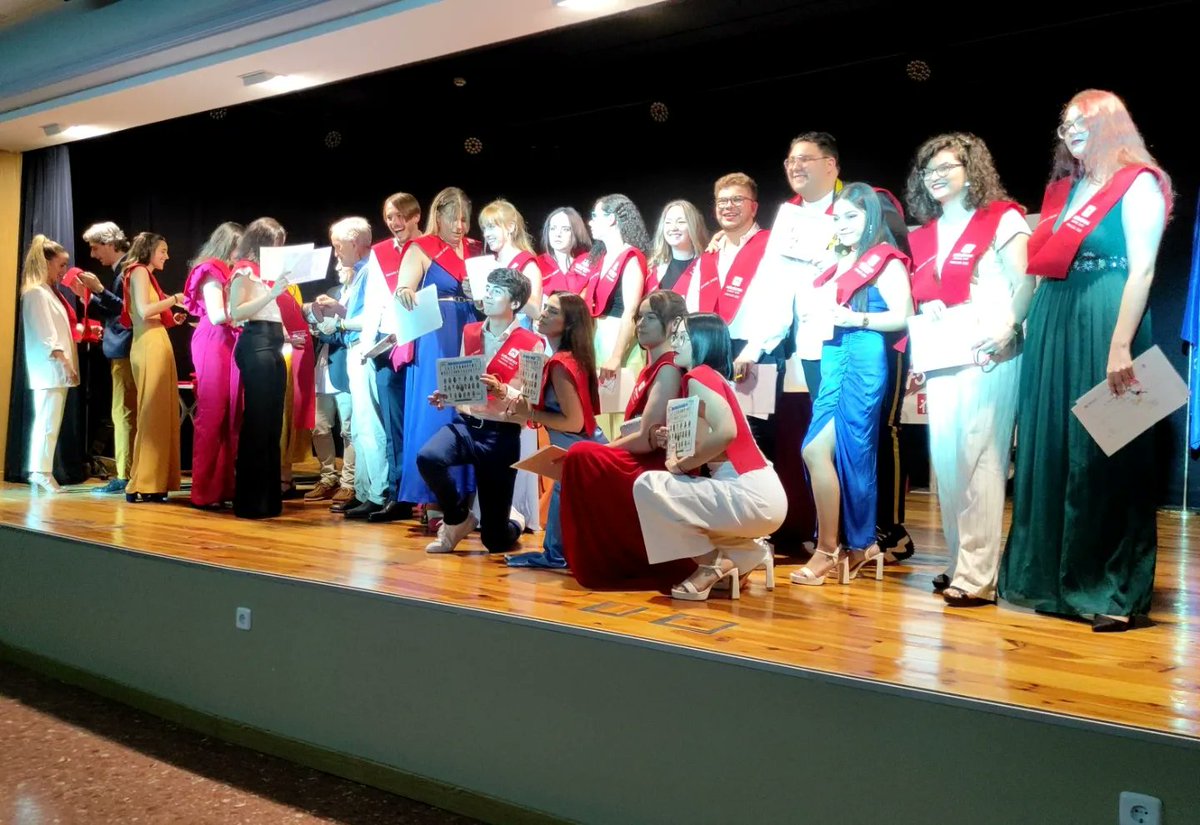 EEncantadaElena's tweet photo. Graduación de la 8° promoción. Orgullosos de vosotros y de lo que habéis logrado. Nunca olvidéis que el camino es aprendizaje y nos va llevando al lugar que debemos estar. Os queremos mucho. ¡Enhorabuena! https://t.co/WkygSA5dMp