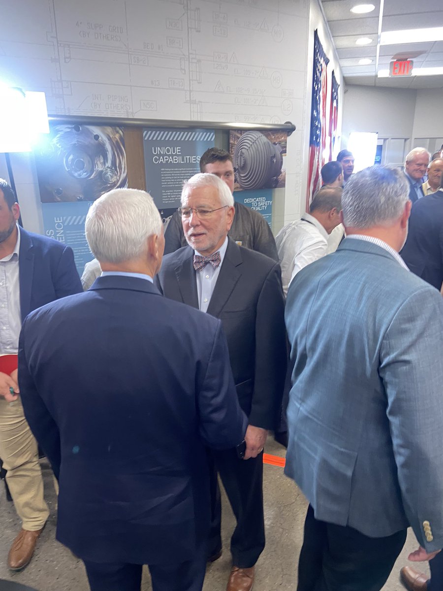 kyoilgas's tweet photo. KOGA was honored to chat with former VP @Mike_Pence &amp; Ohio Gov. @MikeDeWine at the @OOGEEP roundtable discussion regarding American energy and the critical role oil &amp; natural gas play in our modern way of life. 

We appreciate your insight &amp; unwavering support of our industry. https://t.co/6TJtm63S1Y