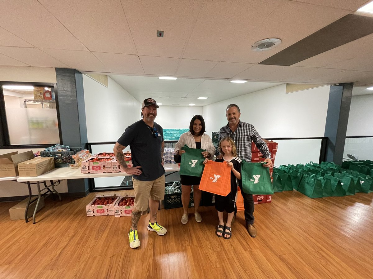 ETorresDenver's tweet photo. Great afternoon supporting @YMCA_Denver and their #BeyondHunger program that provides fresh food to families in Denver. @CBSDenver #WeAreParamount @paramountco https://t.co/X8P6qHXiZH
