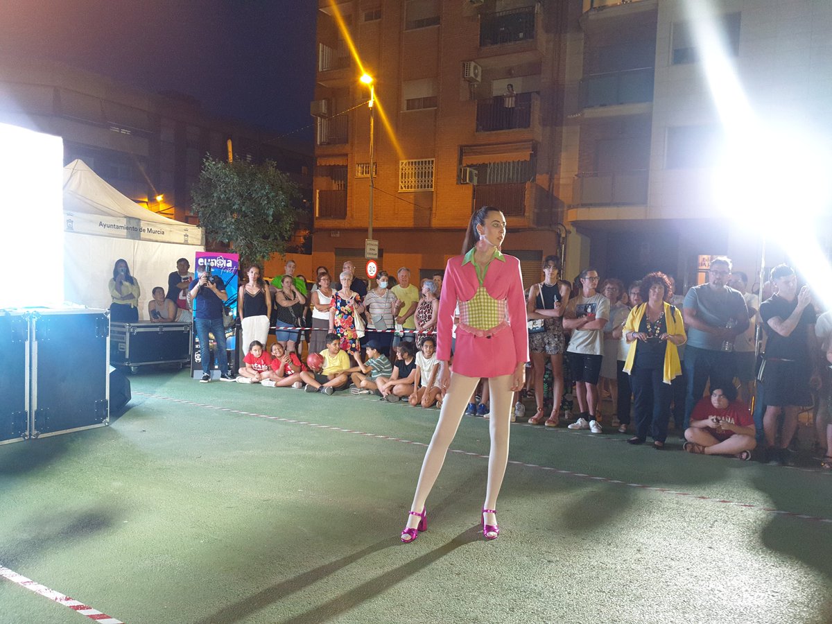 LopezyValiente's tweet photo. Lo hemos pasado francamente bien en el #BoulevardDelSoterramiento en #Murcia con el desfile de modelos y la gran animación reinante entre los vecinos de Santiago el Mayor .
#EunoiaFest #MonroeModels #ArteUrbano #ModaSostenible https://t.co/PFCrQgoZwf