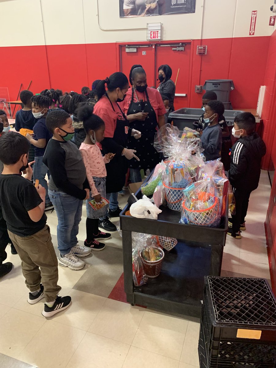 super_hsdist's tweet photo. Thanks to Chef Dee and Cafe Staff for showing love to our Hoover students @HooverHounds @curric_hsdist @johnnybschool https://t.co/kzzp7bbjRc