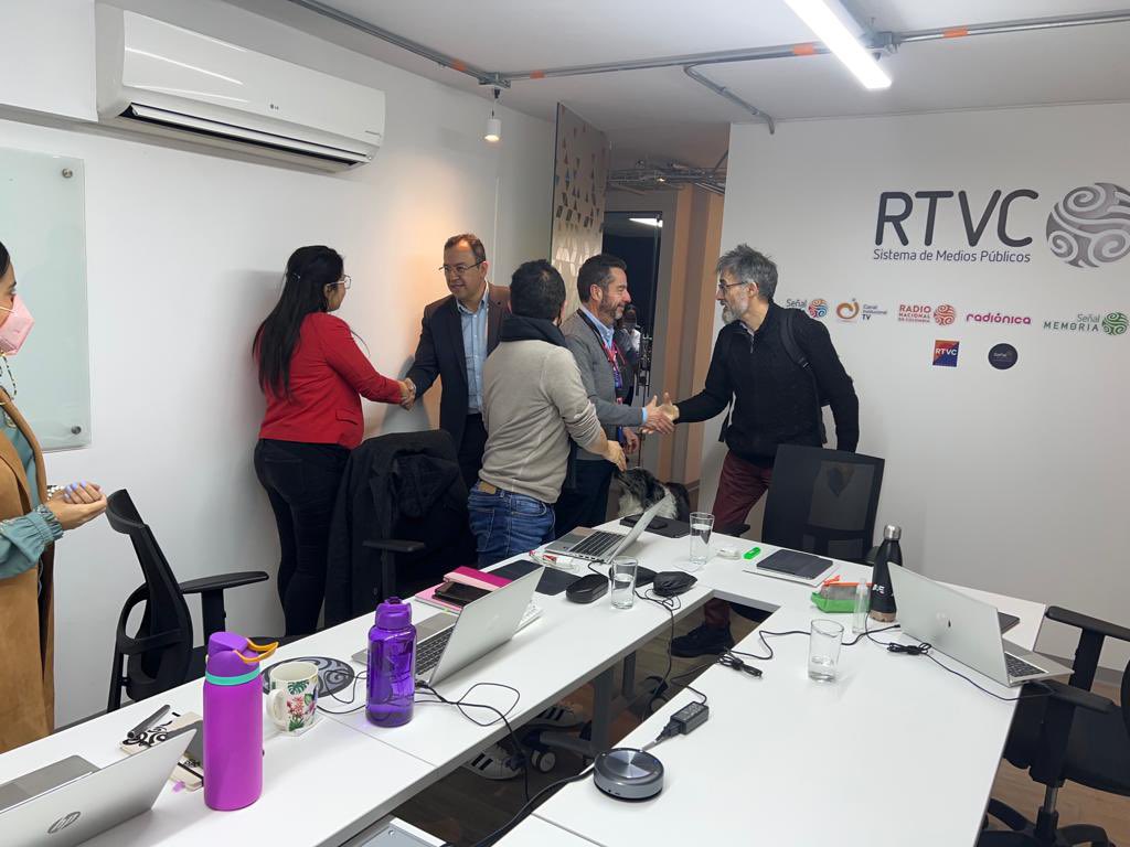 alfonsoprada's tweet photo. A esta hora me informan: ni en RTVC, ni en campaña de @petrogustavo hemos recibido respuesta a la invitación a definir las reglas del debate. Les escribí a sus celulares y leyeron el mensaje la Vice de Rodolfo H, Dra Marelen Castillo, y las demás personas delegadas. Y nada! https://t.co/oz91nx5ZxU
