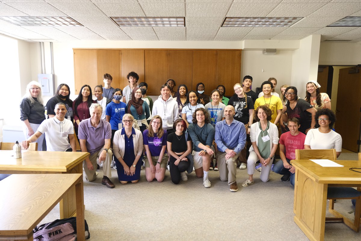 ThreeSixtyMN's tweet photo. On our students' last day with volunteers, we were luck enough to get some amazing Editors to help our students revise their essays. Thank you to all the Editors for helping us out today! #360EmergingVoices #threesixtyjournalism https://t.co/3uTmJVywQe