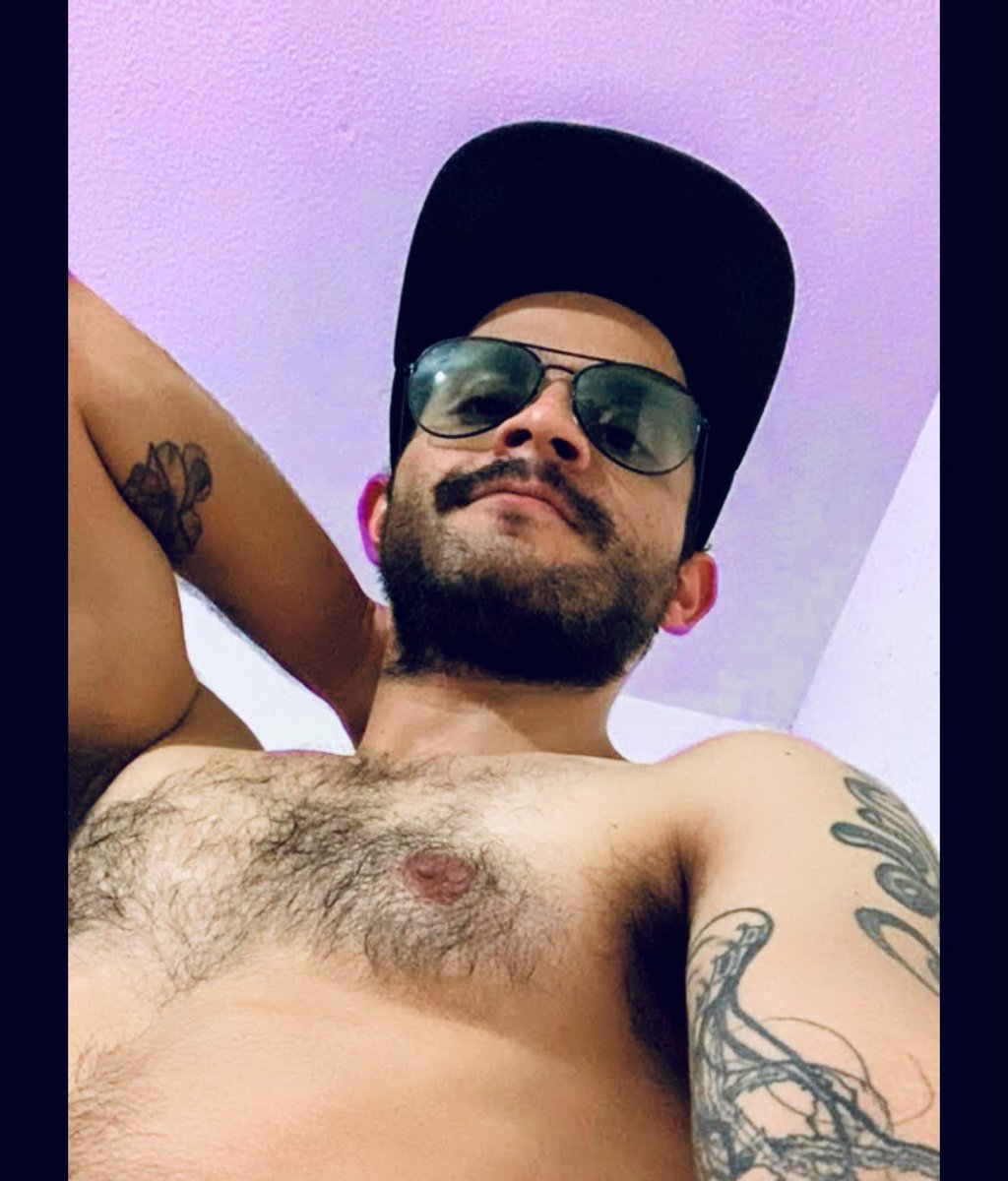 ErickEfso's tweet photo. What’s up babes!!! #bearded #hairydudes #instagay #tattoos https://t.co/TYL7ijsxoY
