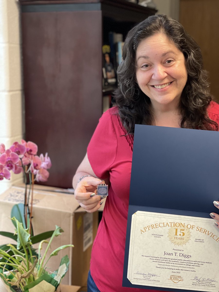 RVESRoadrunners's tweet photo. Ms. Diggs, SpEd para educator, is an important part of the Rock View community! Congratulations on 15 years of service!! https://t.co/t15AfJjqQD