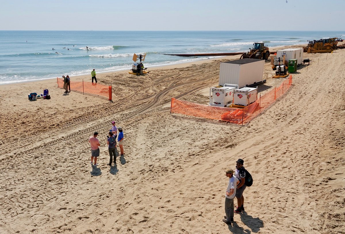 VIMS_News's tweet photo. Researchers from @VIMS_News, @VCU, and the @ArmyERDC recently planned their upcoming study of how beach nourishment on the #OuterBanks impacts the resilience of constructed and natural sand dunes. Learn more at https://t.co/BnE78YtdoA https://t.co/2x6Glldlom