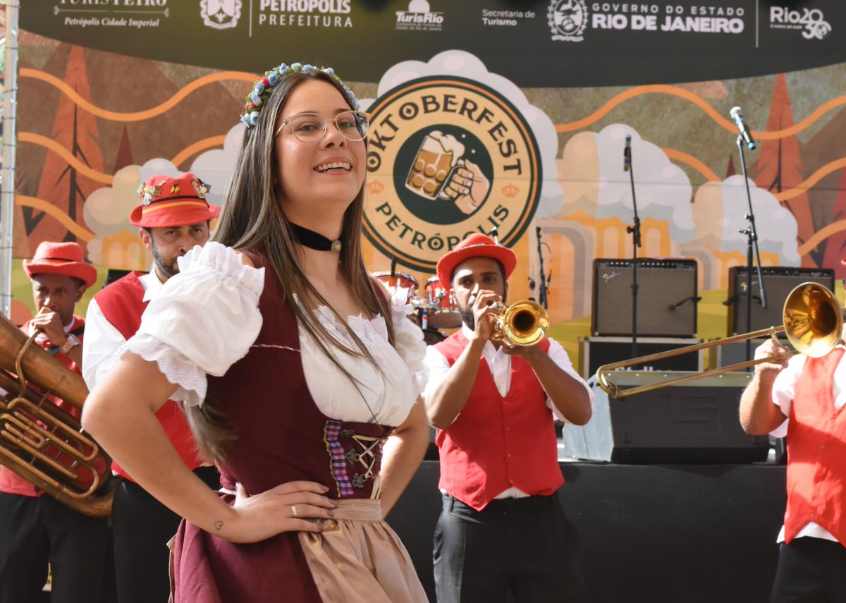 TurismoRJ's tweet photo. A Secretaria de Estado de Turismo (Setur-RJ) e a TurisRio (@turisrio.oficial) lançaram nesta quinta-feira (16) o Guia dos Bares e Fábricas das Cervejarias Artesanais do Estado do Rio de Janeiro na quarta edição da Oktoberfest Petrópolis. 🍻
#turismorj #seturj https://t.co/EpEnW8q8qr