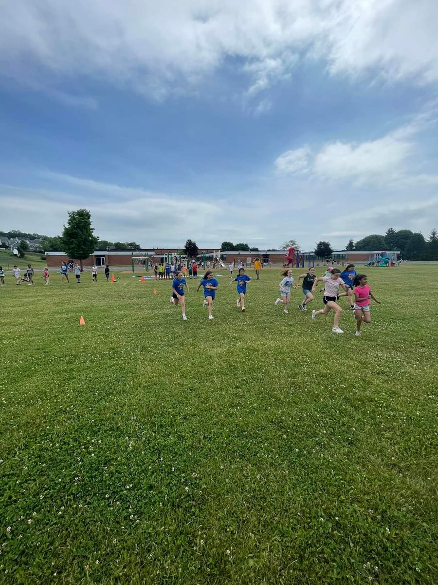coach_kirk1's tweet photo. Field day was a total success! Great job everyone! #LearningAtGR https://t.co/7LtPZ9mfmP