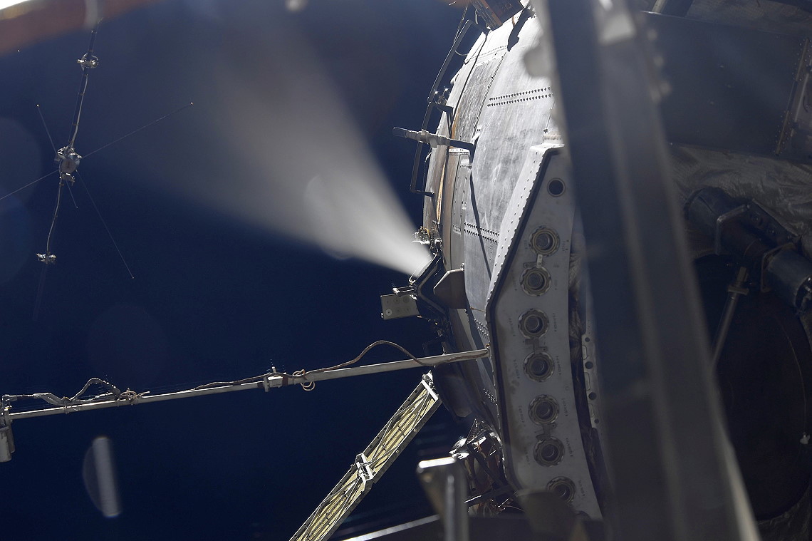 FronteraSpacial's tweet photo. ESQUIVANDO BASURA (otra vez) 🚨🛰️💨

La Estación Espacial Internacional ha tenido que realizar una maniobra para esquivar un fragmento del Kosmos-1408 destruido durante la prueba antisatélite rusa de 2021.

Detalles 👇
https://t.co/aC4xMjgStF https://t.co/thPTq3eFXD