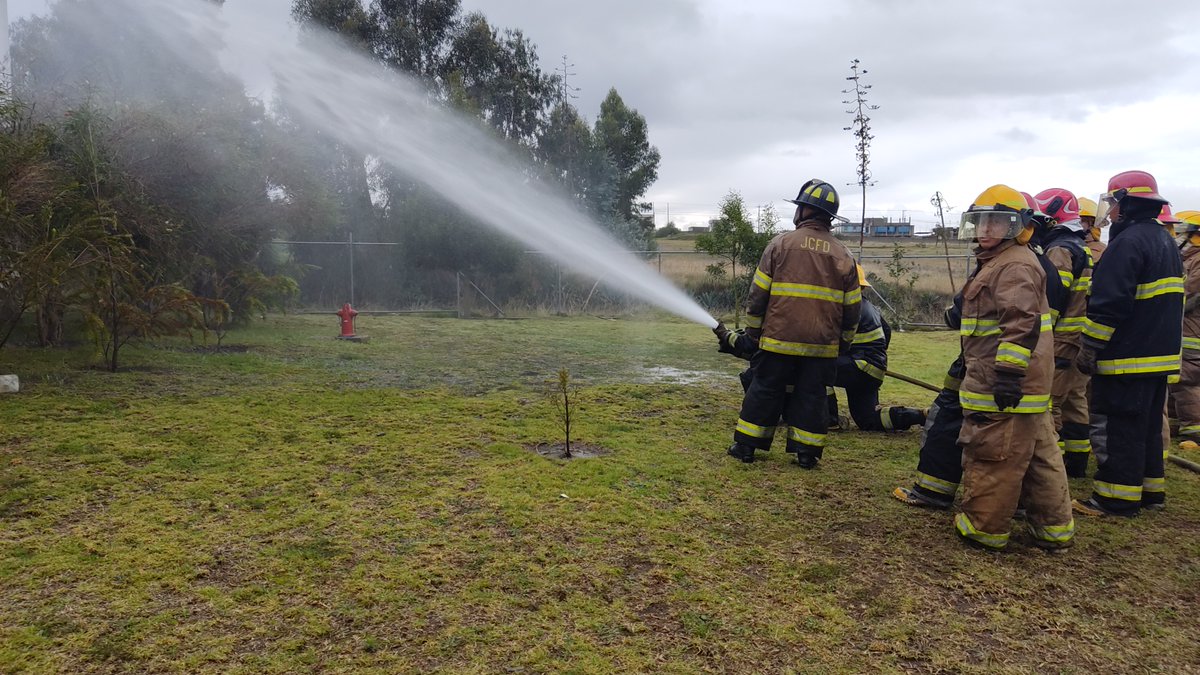 PrevencionSer's tweet photo. Nuestros cursos de operaciones avanzadas contra incendios lo hacemos práctico y demostrativo. Entrenando a los mejores, gracias CBA. https://t.co/IW9rALKN4U https://t.co/dvvLq00JgV