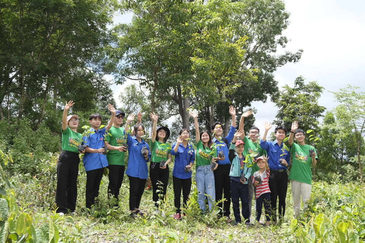 iris_nguyen88's tweet photo. @teamtreesofficl Go #teamtrees ✊️. Much love and support from Vietnam 💚🌍
---
In the photo: @Green_Beli's Plant Together campaign - Planting 5000 trees in Pleiku, Vietnam to kick-off #Plant2Earn #Letsgetplanting 🌳🌍 https://t.co/N2Bg0xCQf7