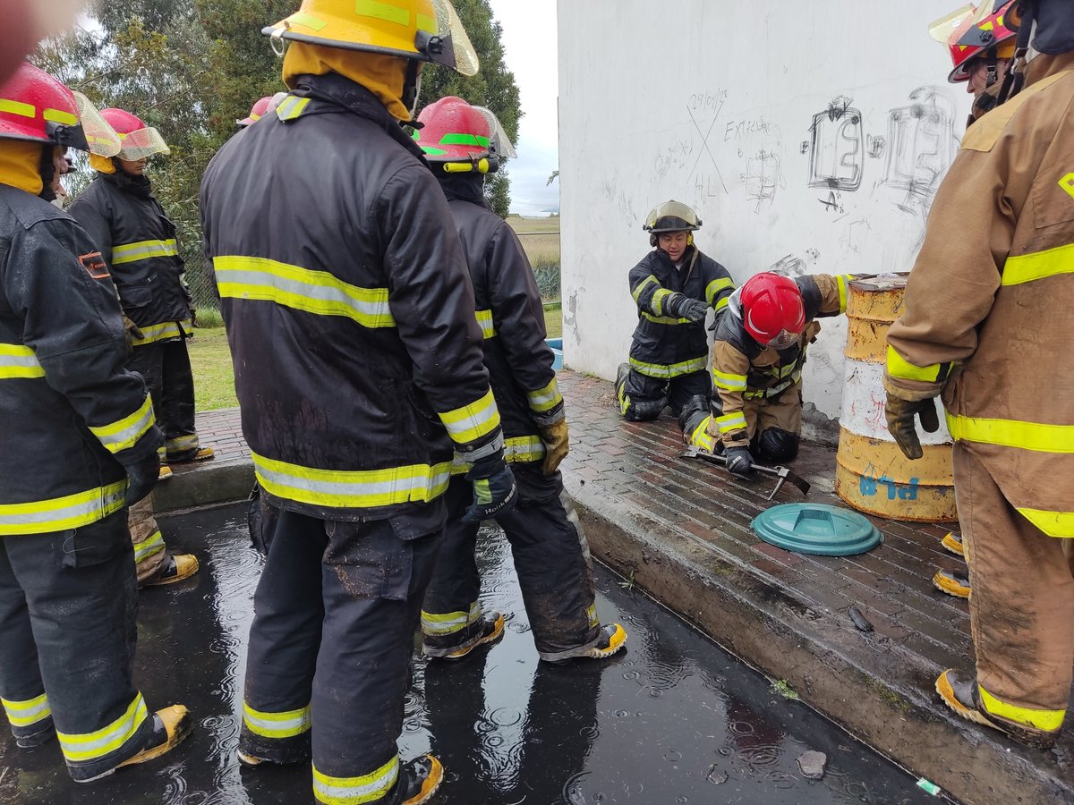 PrevencionSer's tweet photo. Nuestros cursos de operaciones avanzadas contra incendios lo hacemos práctico y demostrativo. Entrenando a los mejores, gracias CBA. https://t.co/IW9rALKN4U https://t.co/dvvLq00JgV