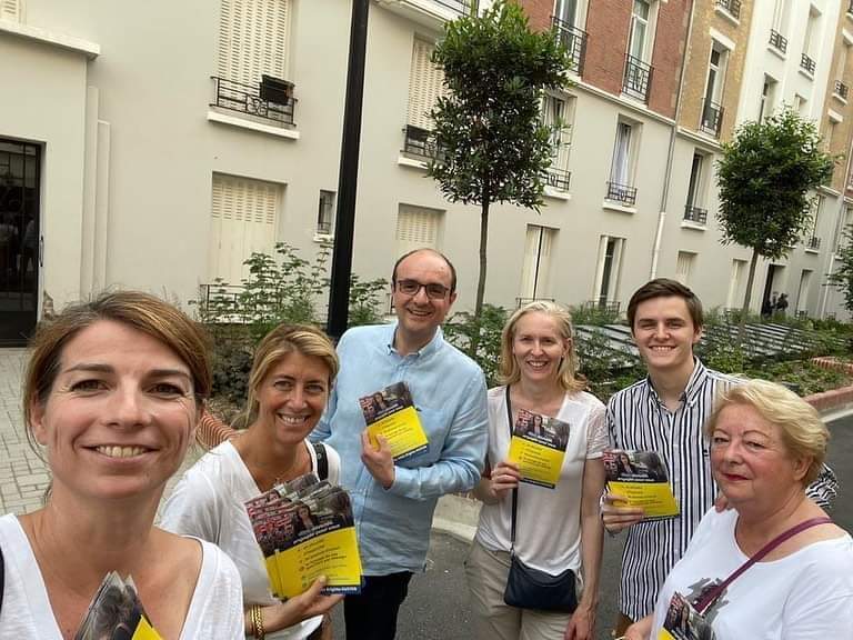 AureliAssouline's tweet photo. PORTE À PORTE - Partie 1 !
La #TeamKuster avec mes collègues élus en porte à porte à la rencontre des habitants pour discuter du projet de notre députée @brigitte_kuster et des enjeux de cette élection !
#Remontada #VersLaVictoire 🚀💪🏼 #PourVousDéfendre #legislatives2022 https://t.co/w5cEkM4trV