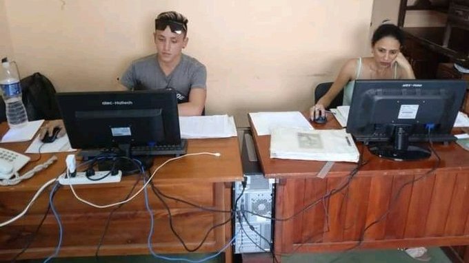 La informatización de las Oficinas de Registro de Consumidores es tarea primordial en el proceso de perfeccionamiento del comercio en #Holguín. 
#ComercioCuba #VamosConTodo
<a href="/PresidenciaCuba/">Presidencia Cuba 🇨🇺</a> <a href="/MMarreroCruz/">Manuel Marrero Cruz</a> <a href="/JorgeLuisTapiaF/">Jorge Luis Tapia Fonseca</a>