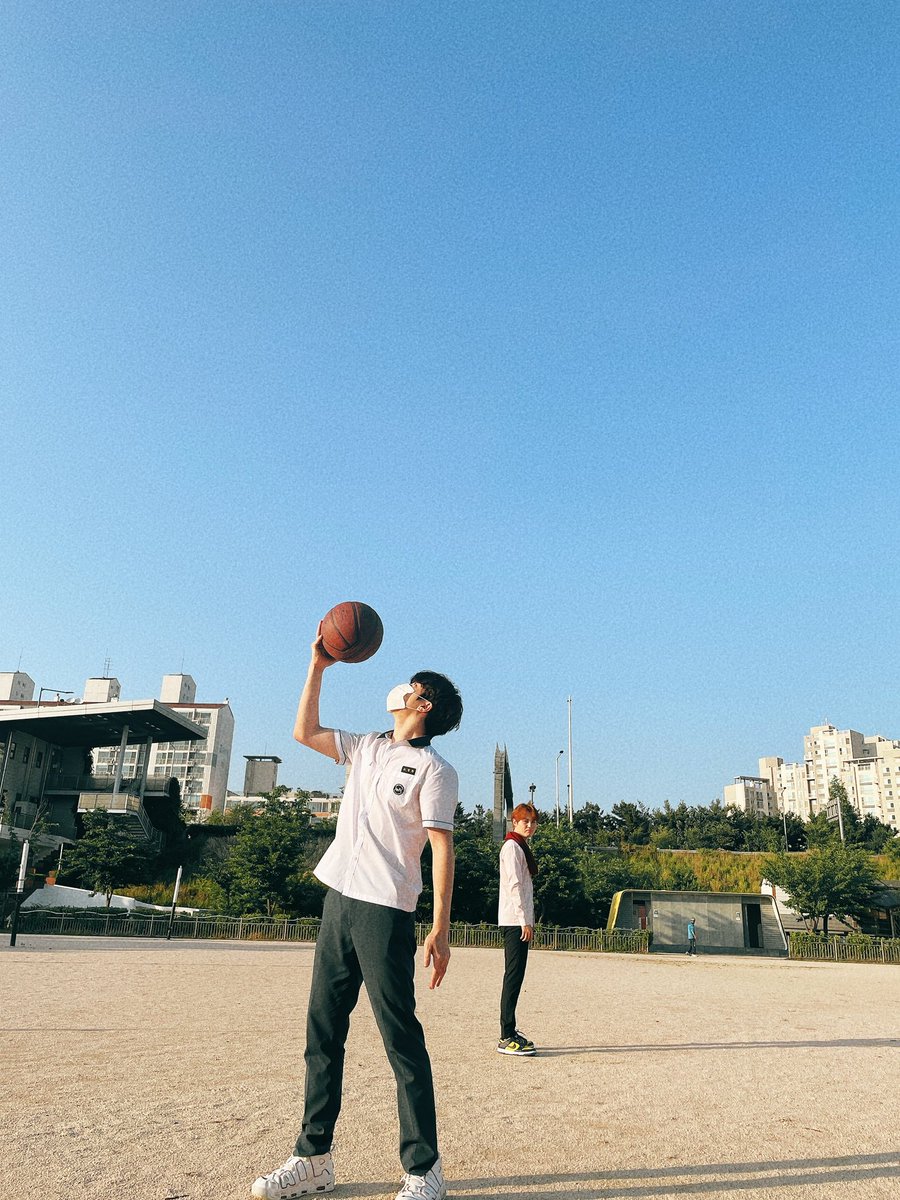 junghwaneh's tweet photo. bola basket bukan bola bekel 🏀🏀🏀 https://t.co/s7W7XntUbl