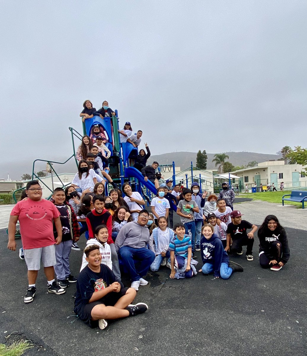 SheridanWay_PPS's tweet photo. Ended the year dancing, playing and smiling our way into summer during Field Day. Special shout out to Officer Orozco who stopped by to hang out with our students! @Ventura_PD @CMRGuerrero https://t.co/r7YfgfNnbE