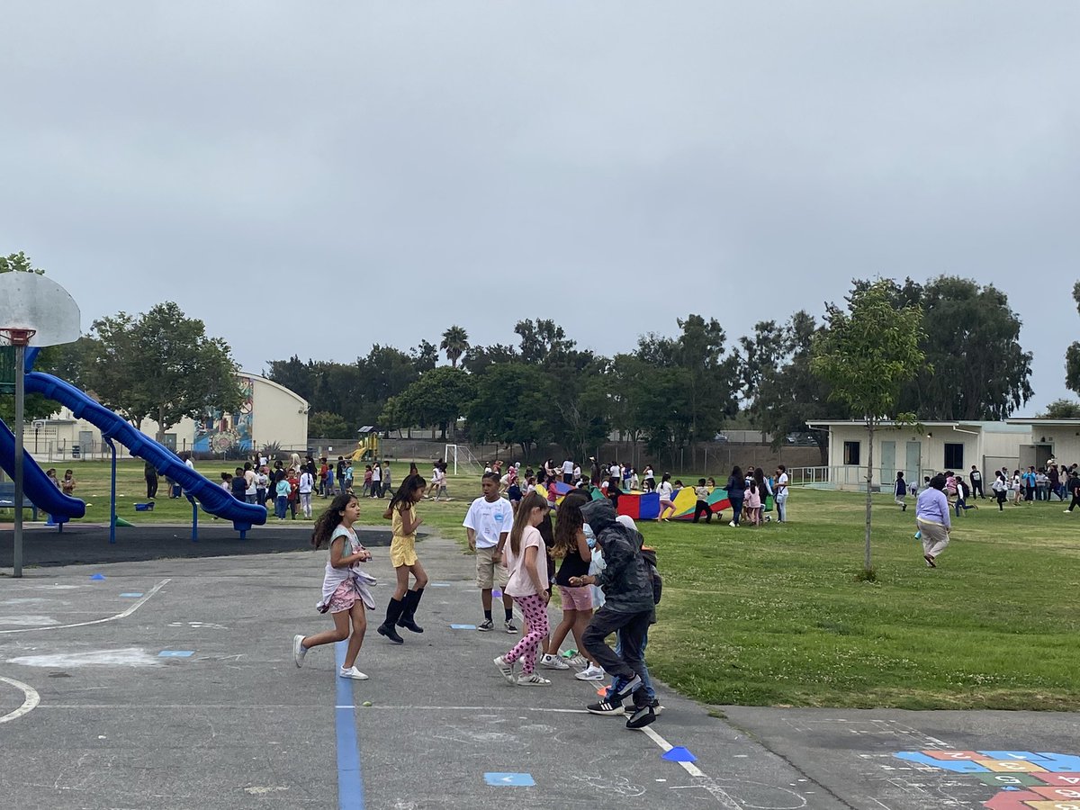SheridanWay_PPS's tweet photo. Ended the year dancing, playing and smiling our way into summer during Field Day. Special shout out to Officer Orozco who stopped by to hang out with our students! @Ventura_PD @CMRGuerrero https://t.co/r7YfgfNnbE