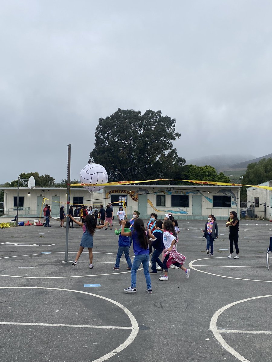 SheridanWay_PPS's tweet photo. Ended the year dancing, playing and smiling our way into summer during Field Day. Special shout out to Officer Orozco who stopped by to hang out with our students! @Ventura_PD @CMRGuerrero https://t.co/r7YfgfNnbE