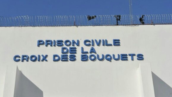 ORDEDH_Org's tweet photo. 7h21Pm
SOS pour les détenus de la prison civile de la croix des bouquets. Les prisonniers n'ont pas eu accès à l'eau potable depuis 3 jours, Ils boivent de lait pour O. la @pnh_officiel &amp; le CG de la CX d Bqt doivent assumer  leurs responsabilités légales face à cette situation. https://t.co/2HgklIE8vP