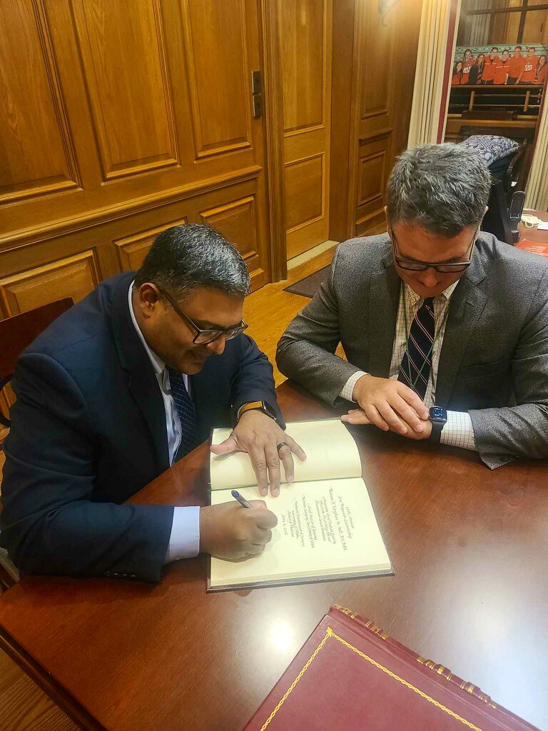 Emory Surgery (@emorysurgery) on Twitter photo <a href="/TomVargheseJr/">Tom Varghese Jr. MD, MS, MBA, FACS, MAMSE 🇺🇸</a> took the time to meet with residents, faculty, program leadership, and even participated in the tradition of signing the Chair’s book. #EmorySurgery @jessica_y_liu <a href="/EmmaRooneyMD/">Emma Rooney, MD</a> <a href="/TomVargheseJr/">Tom Varghese Jr. MD, MS, MBA, FACS, MAMSE 🇺🇸</a> took the time to meet with residents, faculty, program leadership, and even participated in the tradition of signing the Chair’s book. #EmorySurgery @jessica_y_liu <a href="/EmmaRooneyMD/">Emma Rooney, MD</a>