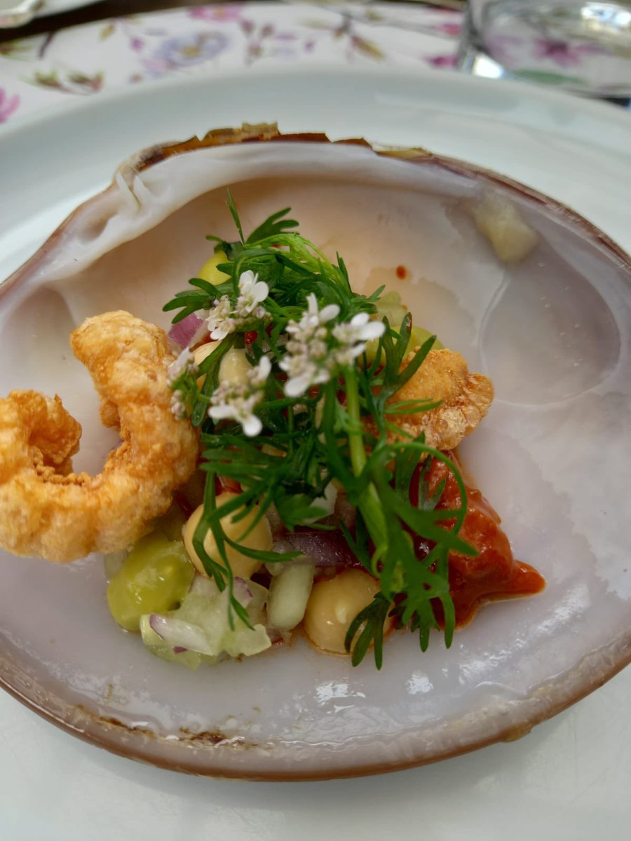 FoodandTravelMX's tweet photo. A la par, saboreamos delicias de #DiegoNiño, chef de especialidad de #StRegisMexicoCity, como esta almeja con emulsión roja y chicharrón. Él junto a @joaquin_cardoso estarán ofreciendo un menú el próximo sábado en #BloomGarden. https://t.co/W3oIbamPWc