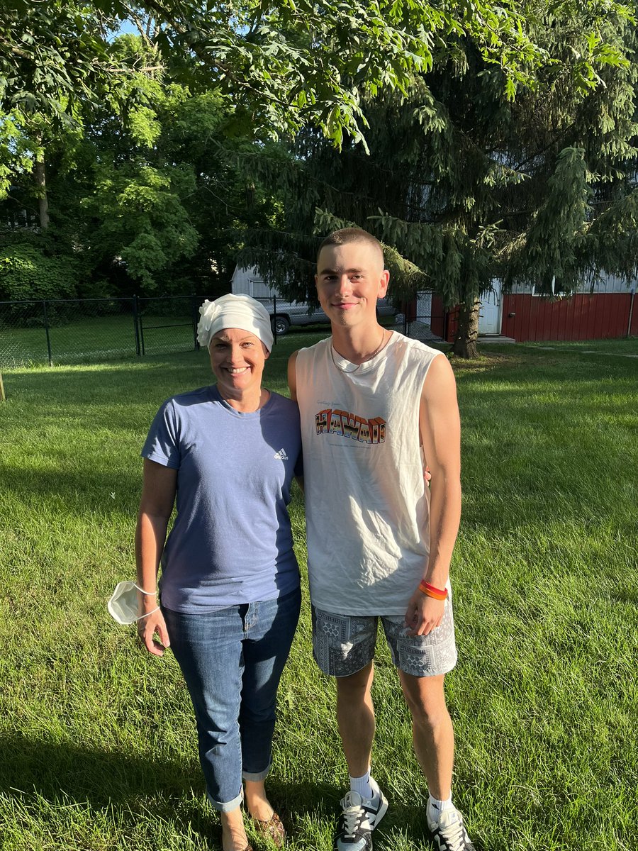 Never fight alone💜
#beatcancermom