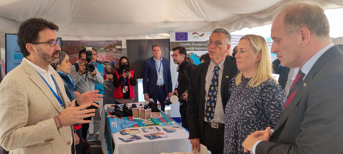 integraecua's tweet photo. Comisaria de @UEenEcuador, @JuttaUrpilainen, felicita el trabajo hecho en #Ecuador 🇪🇨 en:
#FronteraNorte.
Construyendo comunidad sin fronteras #INTEGRA y la regularización #Promire.
Mujeres trabajando para eliminar la VBG #SpotlightEC y la población #LGBTIQ+ @SendasEcuador. https://t.co/BjE8XUk2WF