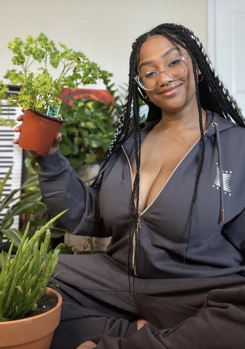 secrectivesaint's tweet photo. Just showing off my plants https://t.co/K9xRXyVviJ
