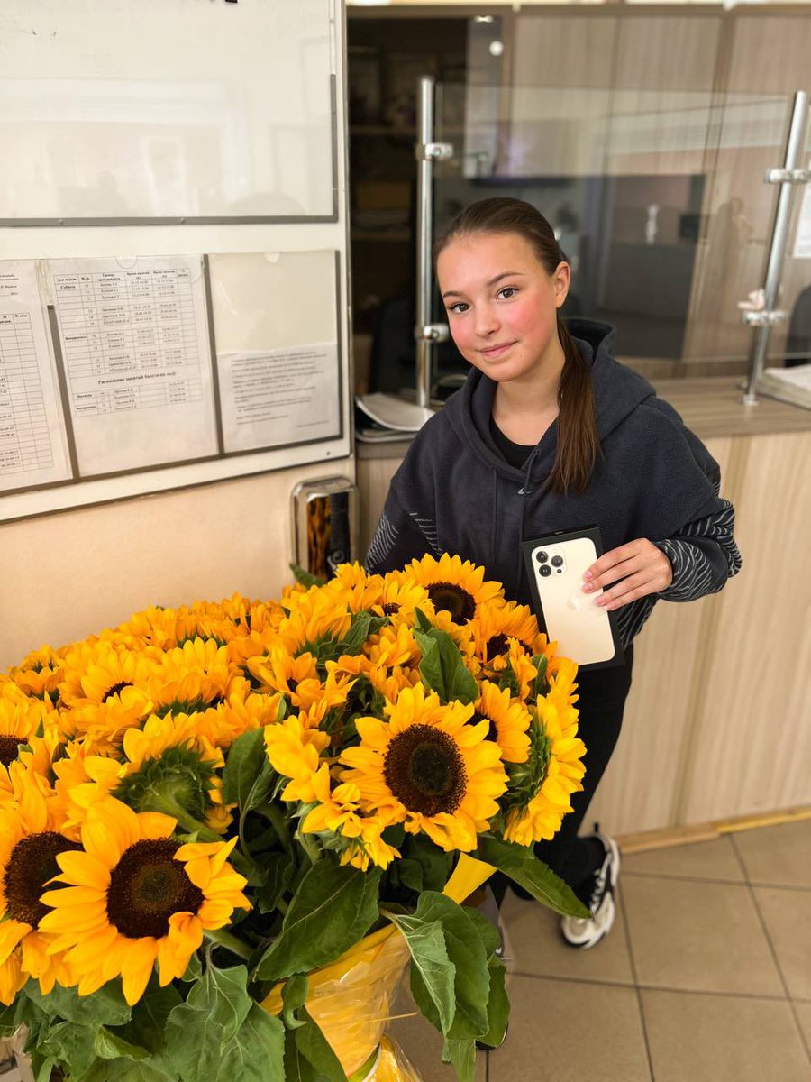 anya with gifts from fans 🤍🥰

#аннащербакова
#annashcherbakova