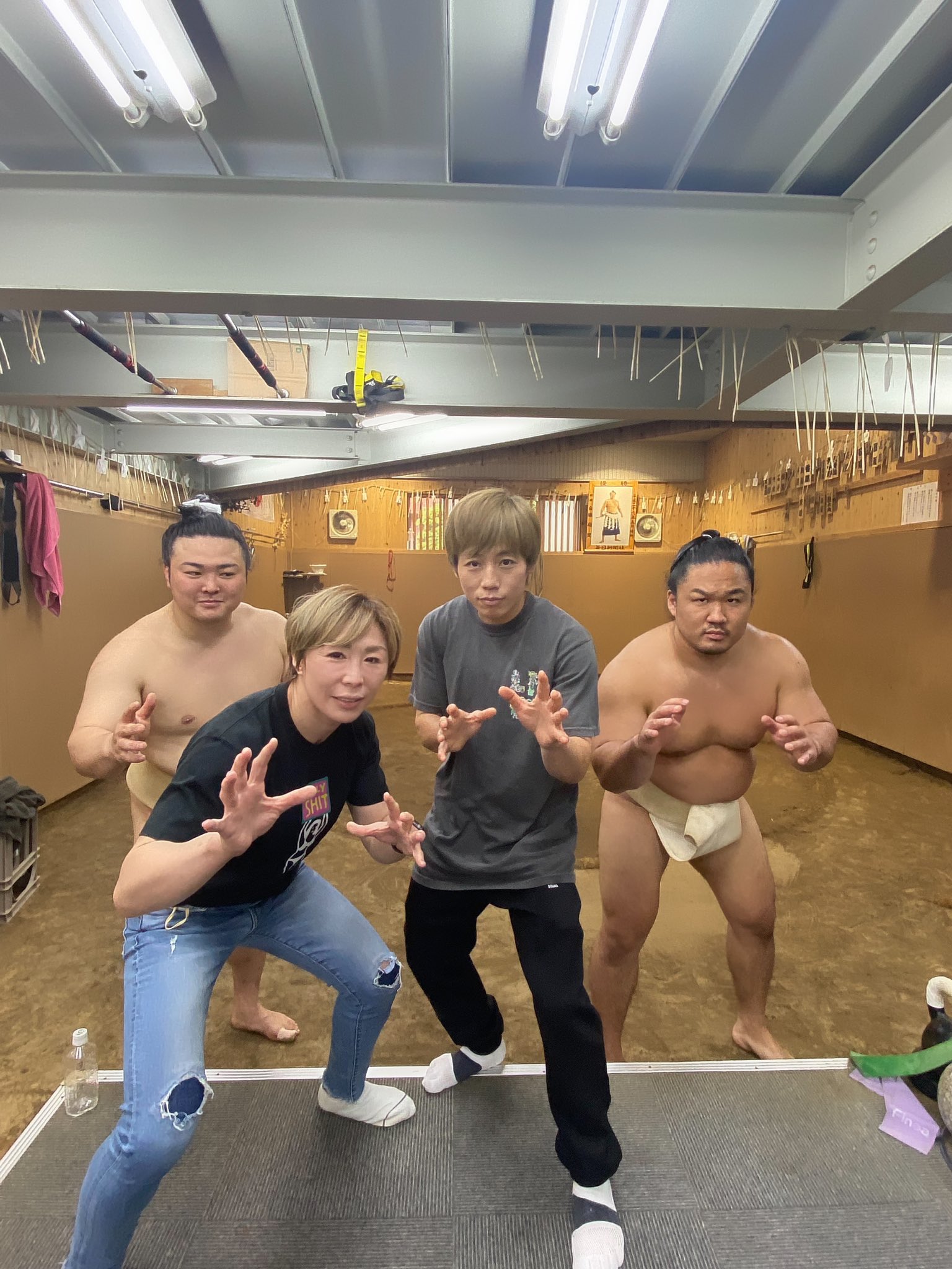 藤野恵実 Emi Fujino 宮城野部屋の朝稽古見学をさせて頂きました 間近でみる稽古の迫力に鼻血出そうになるほど大興奮 皆さんめちゃくちゃ強くて うまくて 身体の大小関係なくぶつかっていく姿がかっこよすぎた 相撲がますます好きになる ちゃんこ