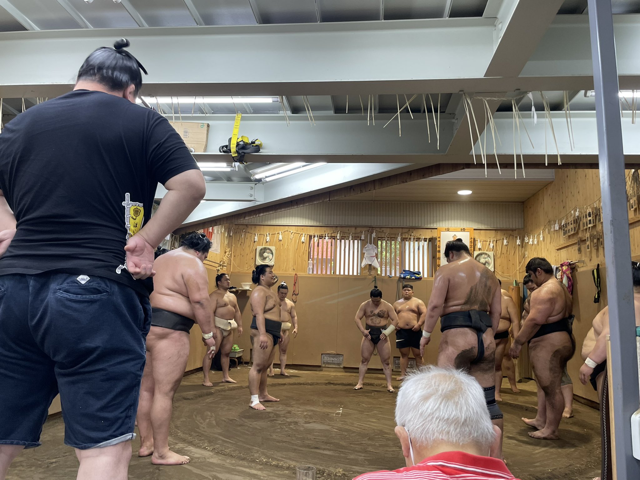 藤野恵実 Emi Fujino 宮城野部屋の朝稽古見学をさせて頂きました 間近でみる稽古の迫力に鼻血出そうになるほど大興奮 皆さんめちゃくちゃ強くて うまくて 身体の大小関係なくぶつかっていく姿がかっこよすぎた 相撲がますます好きになる ちゃんこ