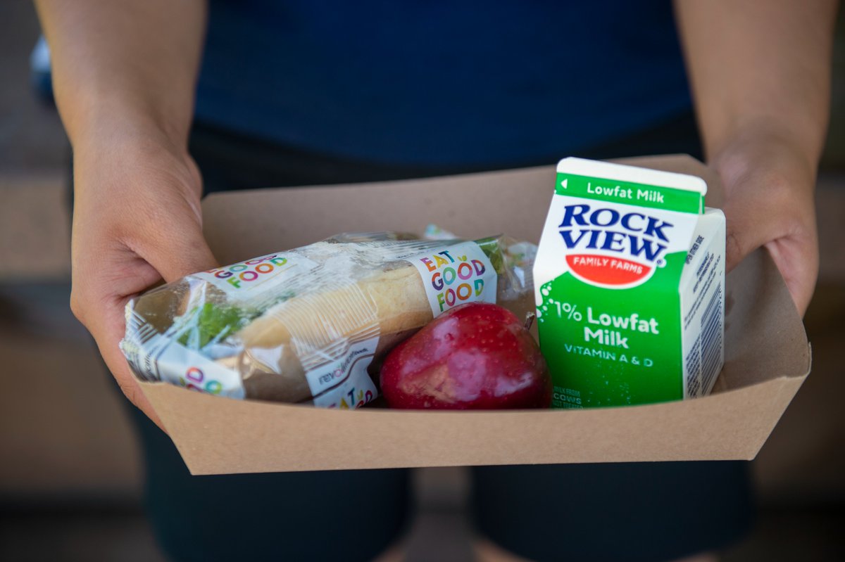 CountyofLA's tweet photo. In case you missed it: @LACountyLibrary’s Lunch at the Library program is back for the summer 🥪🍎🥛

Kids and teens 18 &amp; under can pick up meals on a first come, first served basis at select libraries. See dates and locations: https://t.co/ZHcR6o53kI https://t.co/j5cYRwxIi1