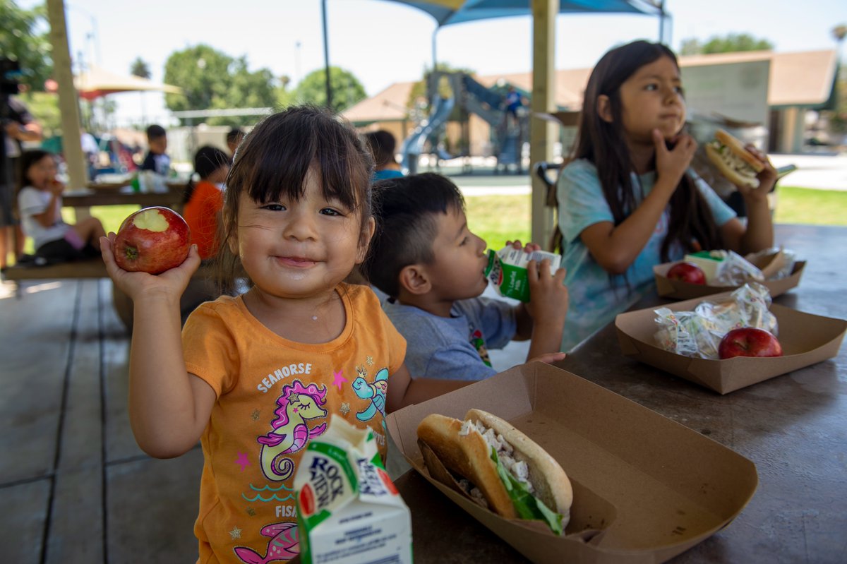 CountyofLA's tweet photo. In case you missed it: @LACountyLibrary’s Lunch at the Library program is back for the summer 🥪🍎🥛

Kids and teens 18 &amp; under can pick up meals on a first come, first served basis at select libraries. See dates and locations: https://t.co/ZHcR6o53kI https://t.co/j5cYRwxIi1