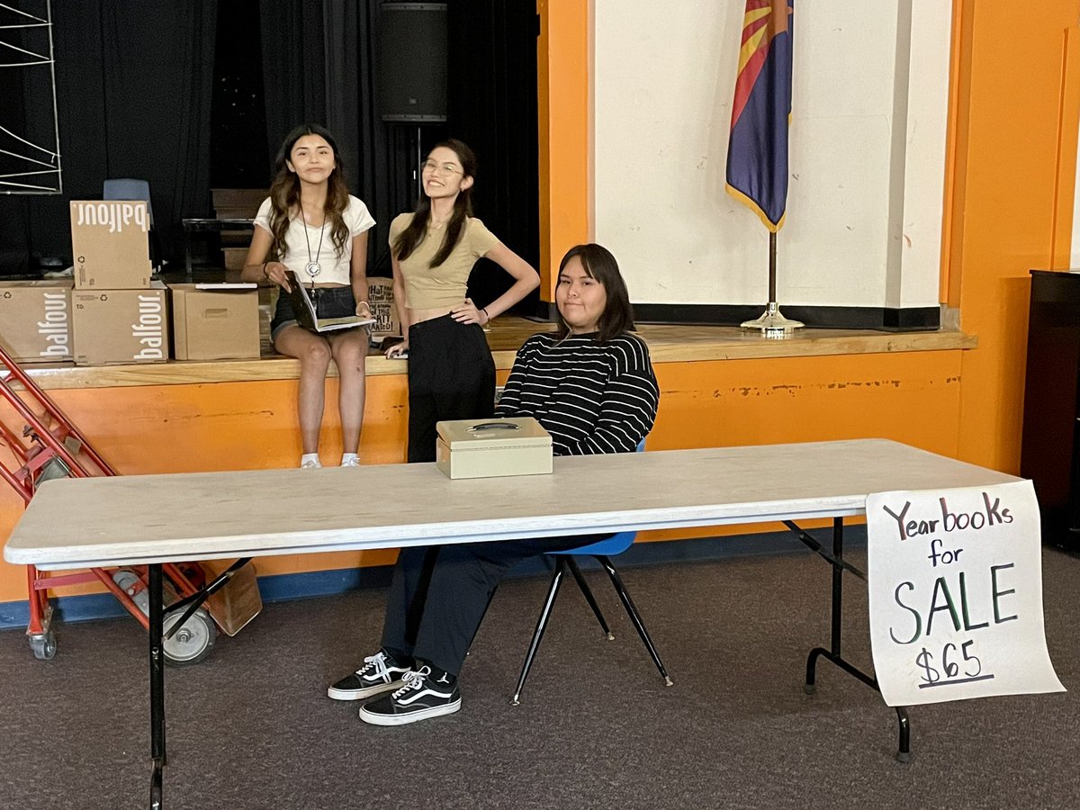 GHSDigCom's tweet photo. #Unboxing #unboxtheyear #ghs #globehighschool #wigwam #yearbook #highschoolyearbook #balfour #balfouryb https://t.co/XOpKr6EwkF