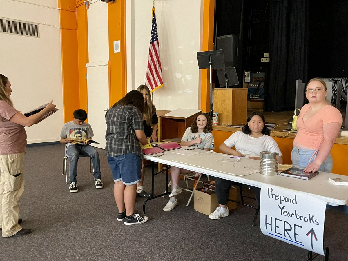 GHSDigCom's tweet photo. #Unboxing #unboxtheyear #ghs #globehighschool #wigwam #yearbook #highschoolyearbook #balfour #balfouryb https://t.co/XOpKr6EwkF