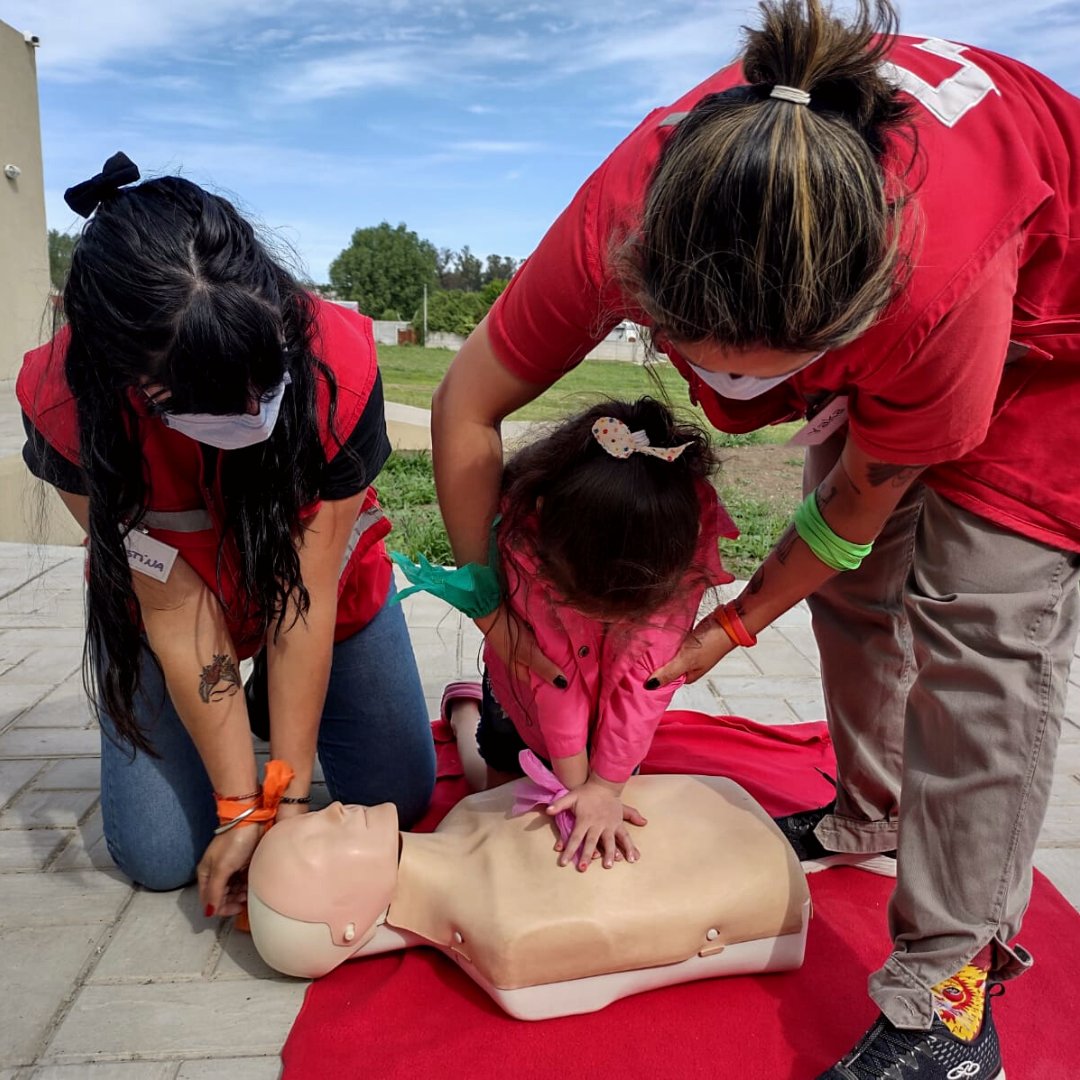 CruzRojaArg's tweet photo. Comunidades preparadas transforman realidades. 

⛑️ En el proyecto #EquiposComunitariosPrimerosAuxilios capacitamos a vecinos y vecinas de barrios en situación de vulnerabilidad o con dificultad para acceder a los servicios de salud.

¡Sumate! 🤲 cruz https://t.co/twShsB39u0 https://t.co/P94uNtTUy9