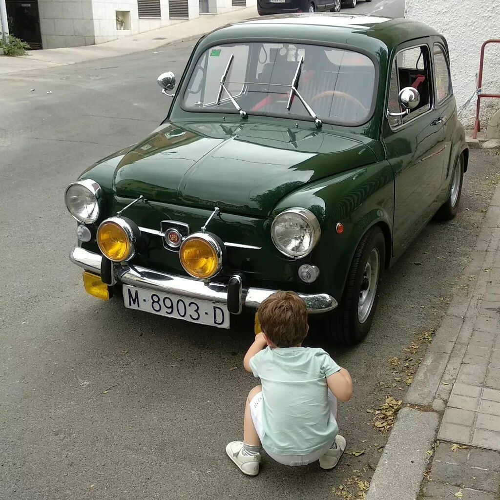 mi6cientosblog's tweet photo. El Bólido llevaba mucho tiempo sin pisar la calle, y cuando por fin lo hace el minitecnico de la ITV que tengo en casa me dice que los antinieblas no son homologados... 😒
#heredero #hiji#seat600 #seiscientos #seatseiscientos #6cientos #mi6cientosblog #bólido #pelotilla #coc… https://t.co/4kjhqs3VIg