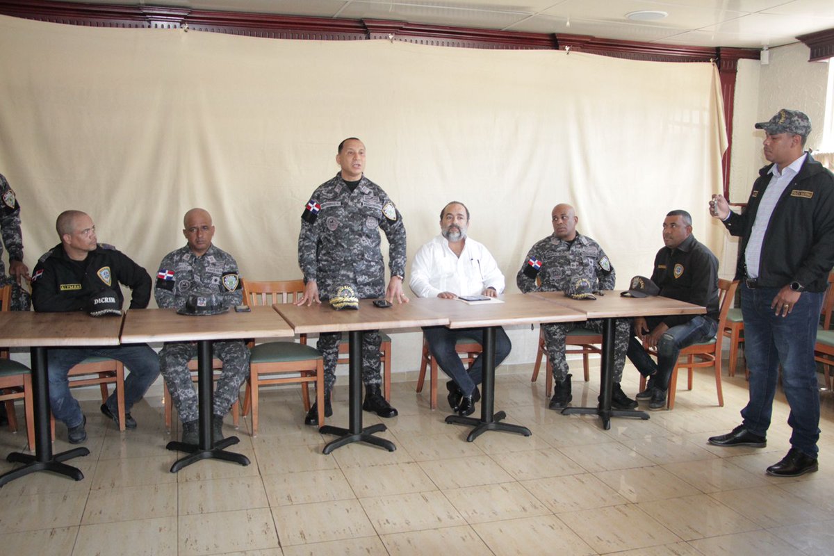 PoliciaRD's tweet photo. 🔵 Comerciantes de Villa Consuelo📍 se reúnen con general Contreras, comandante regional (#Z45) del D.N., con el objetivo de desarrollar un plan de trabajo en equipo y que haya la mayor seguridad en las calles del sector.
Más: https://t.co/O5mPzfgakG
#PNenContacto #PNenAcción https://t.co/K59h4625Od