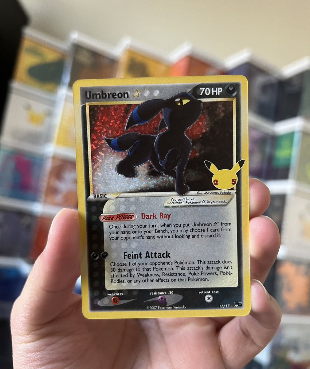 Giving away this Gold Star Umbreon from Celebrations! Winner picked 6/19.

Just RT and follow to enter! 🎉

#pokemon #PokemonTCG