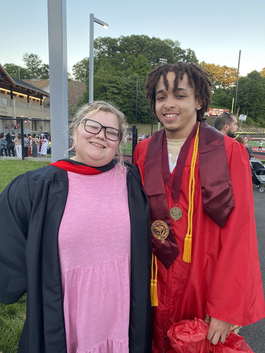 MissThomas36's tweet photo. meant to say it earlier but congrats to the 2022 grads!!! so proud of all of y’all 🤍❤️ https://t.co/4qSXSKNXrb