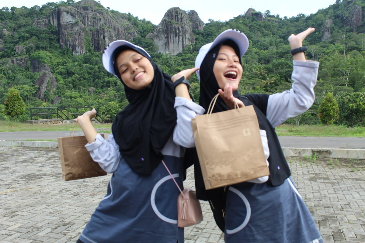 chocoobengbeng's tweet photo. Miss this moment :) bisa yang dulu ketika rapuh banget tapi cover nutup segalanya, kek bisa bahagia banget padahal cobaannya lagi berat banget. I really miss that moment, kenapa skrg susah nahan semua itu ? hey, where's my old self ? https://t.co/GznLZuOTXz
