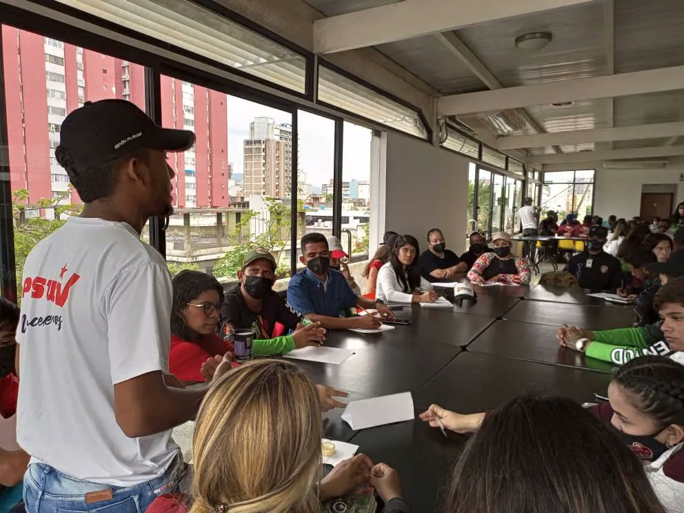 Jpsuv_Simonpla's tweet photo. #16Jun Junto a nuestro Vicpdte de la @JuventudPSUV para las Regiones Lara-Yaracuy Diego Pérez y a diferentes movimientos sociales participamos en el Pre-Congreso de Políticas Públicas de la Juventud del Estado Lara.

Juntos Venceremos. ✊

#ManuelaYBolívarSiempre

@NicolasMaduro https://t.co/YmLMjEHkDt