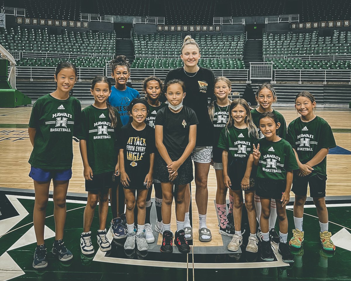 Legends always come back, and legends always give back!

<a href="/AmyAtwell1/">Amy Atwell</a> is giving these Keiki memories they'll never forget! 

#GoBows #SISTAHHOOD