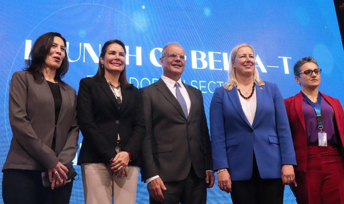 Telecom_Ec's tweet photo. La inauguración del tramo ecuatoriano del cable #BellaT es la oportunidad para que miles de jóvenes innoven y crezcan, gracias a una extensa red que conecta a países de América con Europa. Ministra @vmaino fue parte de este lanzamiento. Con la TIC 🇪🇨 alcanza su máximo potencial! https://t.co/SadYJrcrfg