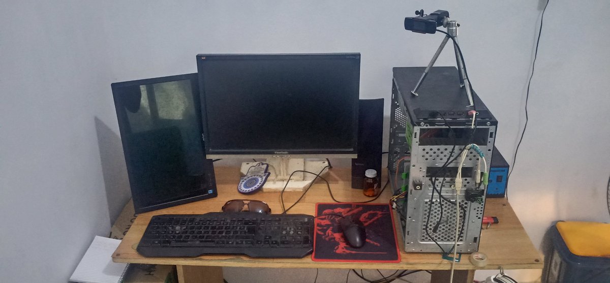 Joaquin17Ricky's tweet photo. My PC, it looks old but still working. 😊 https://t.co/dRSAy9wPqT
